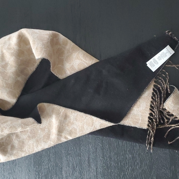 COACH reversible Signature Scarf - Picture 1 of 4